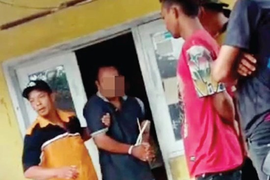 Thầy giáo bị bắt quả tang cưỡng bức thiếu nữ trong nhà vệ sinh trường học, chi tiết vụ việc khiến ai cũng ghê tởm