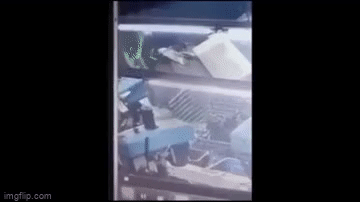 Clip kinh hoàng: Ghen tuông, gã đàn ông dùng xẻng đánh tới tấp khiến 1 người tử vong ngay tại công ty ở Đồng Nai-1