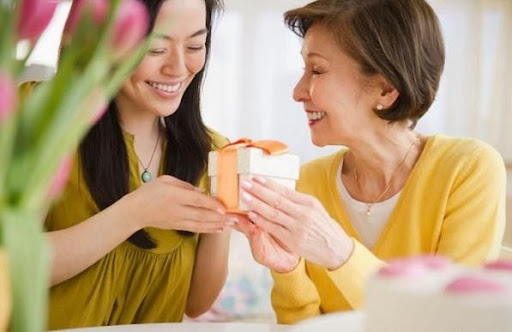 Đi siêu thị bị tình cũ của chồng mỉa mai là đồ nhà quê, chưa đầy 3 giây sau cô ta đã ăn bài học nhớ đời từ mẹ chồng tôi-1