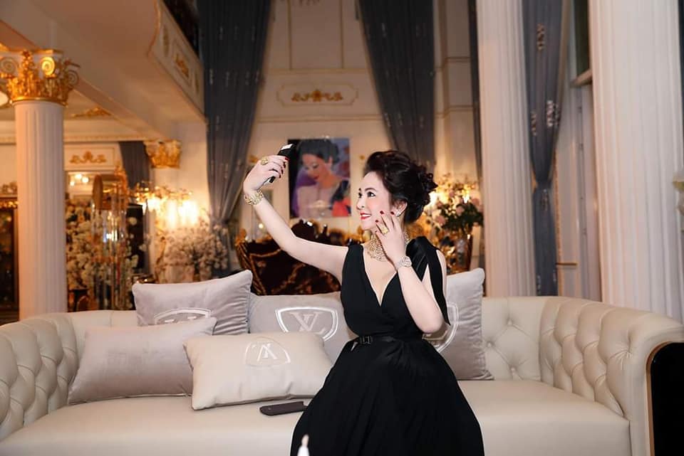 Ngoài đam mê hát karaoke, bà Phương Hằng còn có sở thích đặc biệt khi chụp hình mà không bao giờ đụng hàng với ai-4