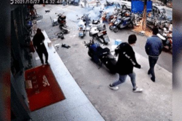 Pin iPhone bất ngờ phát nổ khi đang sửa chữa khiến nữ khách hàng bỏ chạy-1