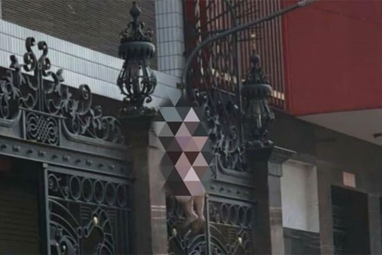 Cụ bà ngã từ tầng cao rơi trúng cổng sắt tử vong