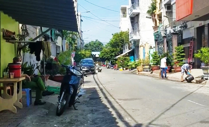 Cụ bà ngã từ tầng cao rơi trúng cổng sắt tử vong-2