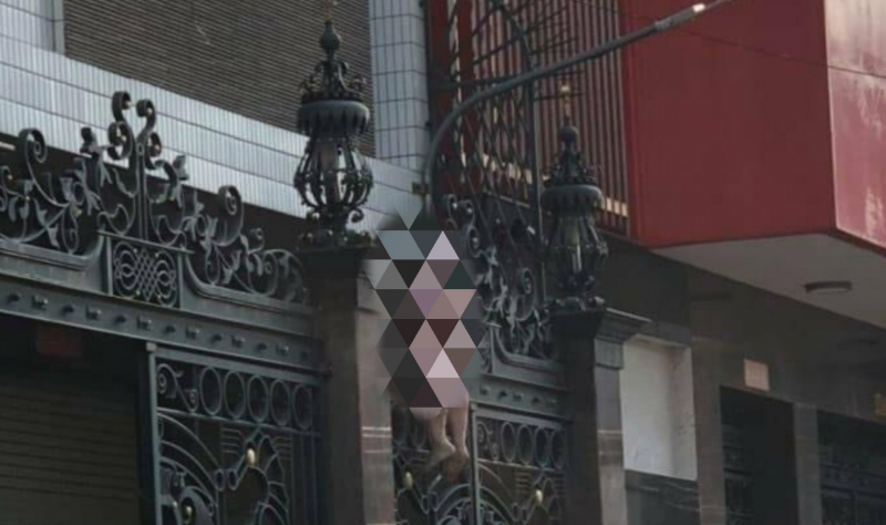 Cụ bà ngã từ tầng cao rơi trúng cổng sắt tử vong-1