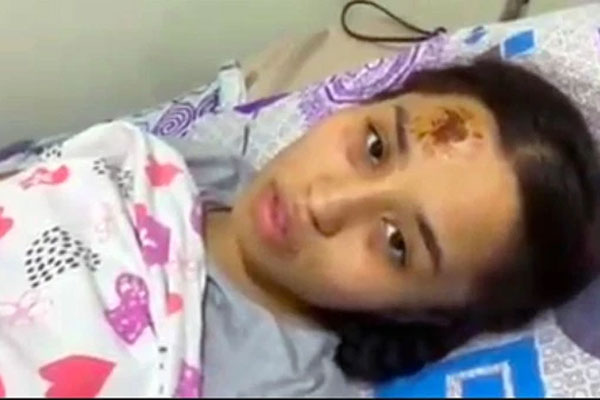 Kinh hoàng clip một nữ sinh bị nhóm bạn liên tục giật tóc, đạp vào mặt-2