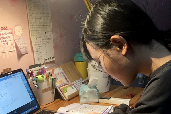 Con gái 17 tuổi học online suốt 3 ngày trong phòng, bố mẹ nghe tiếng động lạ liền vào kiểm tra mới chưng hửng với cảnh trước mắt-1