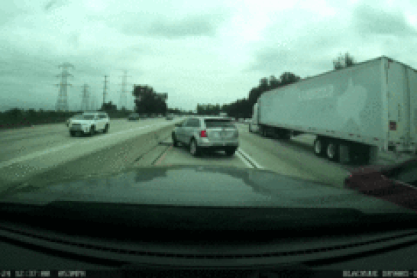 Chuyển làn đột ngột, tài xế gây họa cho xe đi sau-1