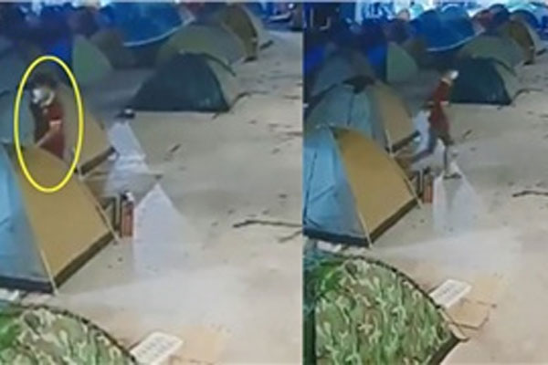 Hai người phụ nữ ‘tóm sống’ tên trộm đang bẻ khóa xe máy-1