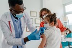 Khi trẻ tiêm vaccine phòng COVID-19 cha mẹ cần chuẩn bị gì?-2