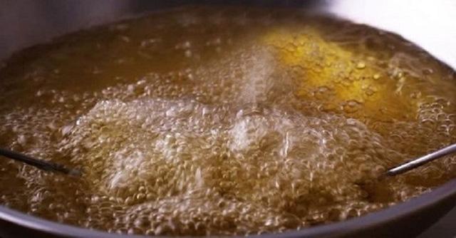 Rán cá không bị cong, không bắn 1 giọt dầu, không sát chảo chị em nào cũng cần biết-2