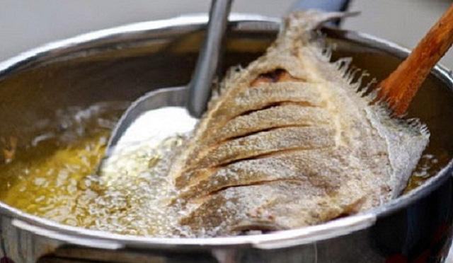 Rán cá không bị cong, không bắn 1 giọt dầu, không sát chảo chị em nào cũng cần biết-3