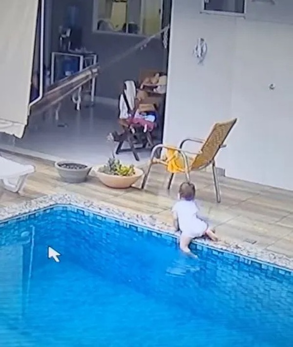 Kinh hãi khoảnh khắc bé gái chới với giữa bể bơi, người lớn chậm vài giây là day dứt cả đời-1