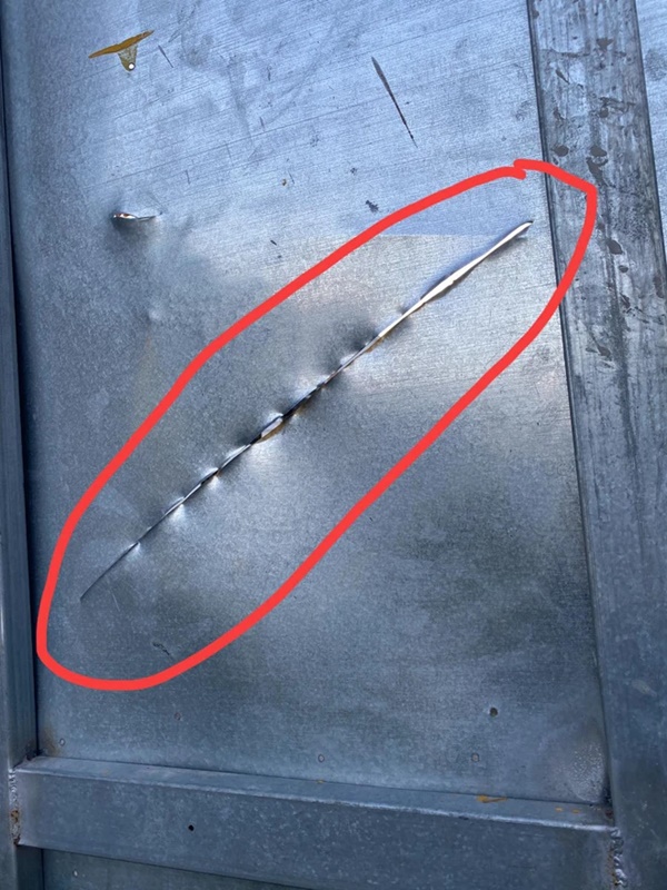 Tịnh thất Bồng Lai” bất ngờ bị đối tượng lạ dùng mã tấu chém thủng 2 cổng, phá hỏng chuông cửa-1