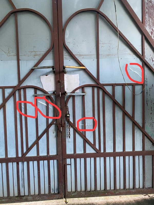 Tịnh thất Bồng Lai” bất ngờ bị đối tượng lạ dùng mã tấu chém thủng 2 cổng, phá hỏng chuông cửa-2