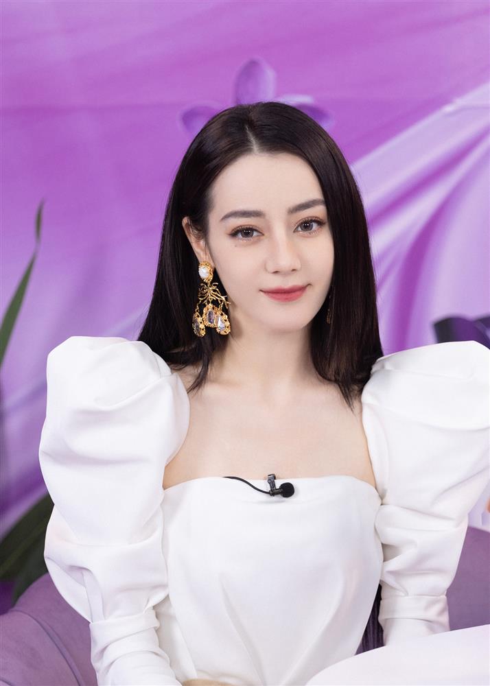 Lặp lại vết xe đổ của Cúc Tịnh Y, Địch Lệ Nhiệt Ba trông tong teo vì kiểu váy này-1