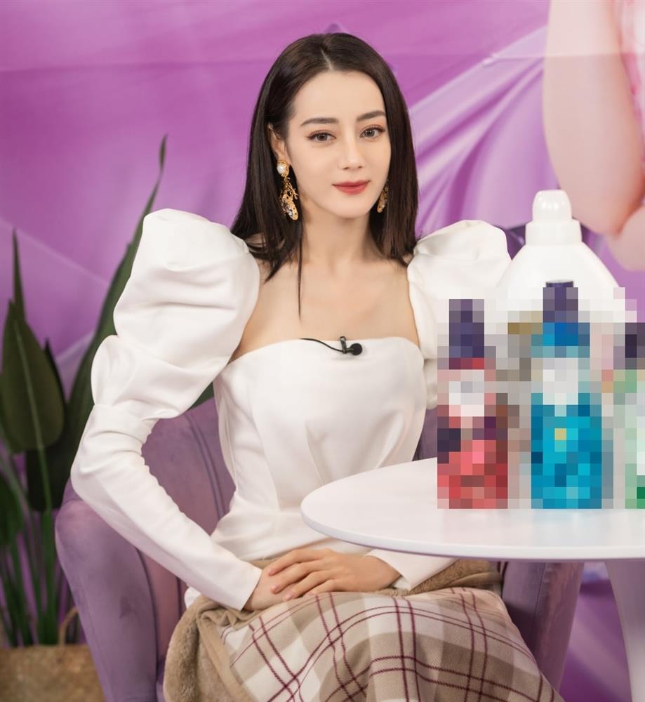 Lặp lại vết xe đổ của Cúc Tịnh Y, Địch Lệ Nhiệt Ba trông tong teo vì kiểu váy này-2