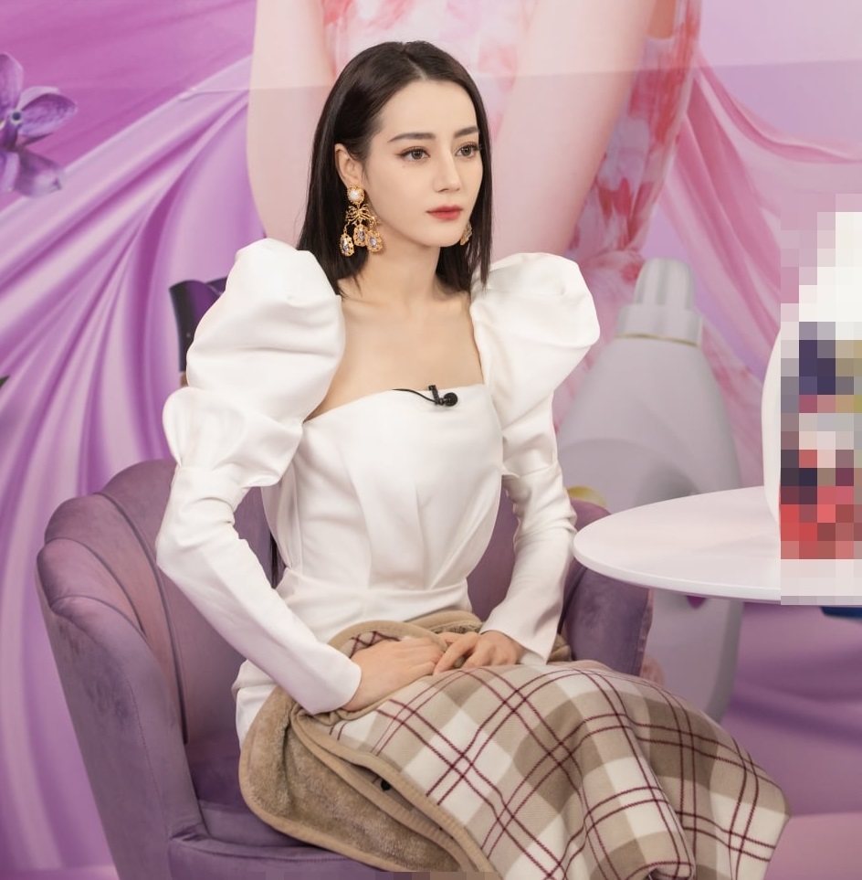 Lặp lại vết xe đổ của Cúc Tịnh Y, Địch Lệ Nhiệt Ba trông tong teo vì kiểu váy này-3