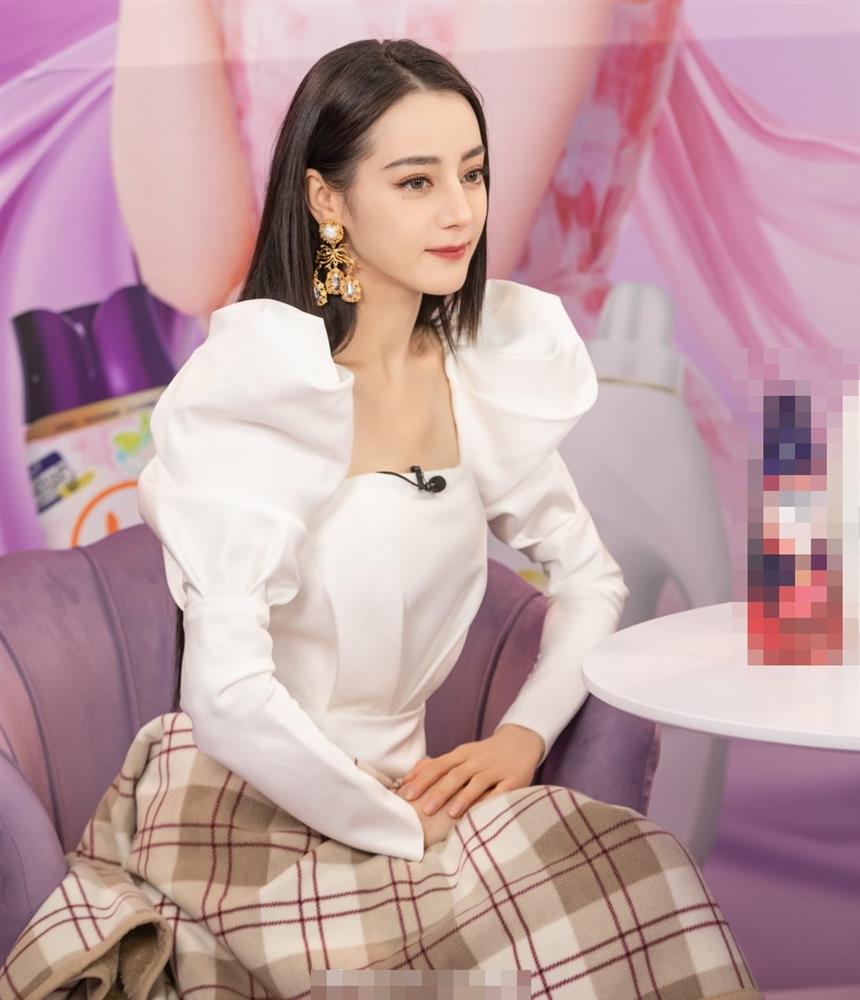 Lặp lại vết xe đổ của Cúc Tịnh Y, Địch Lệ Nhiệt Ba trông tong teo vì kiểu váy này-4