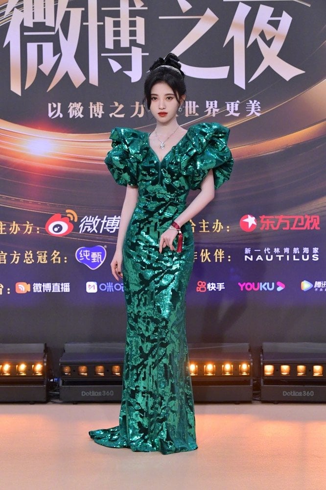 Lặp lại vết xe đổ của Cúc Tịnh Y, Địch Lệ Nhiệt Ba trông tong teo vì kiểu váy này-6