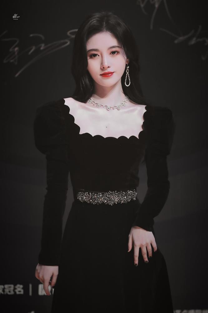 Lặp lại vết xe đổ của Cúc Tịnh Y, Địch Lệ Nhiệt Ba trông tong teo vì kiểu váy này-7