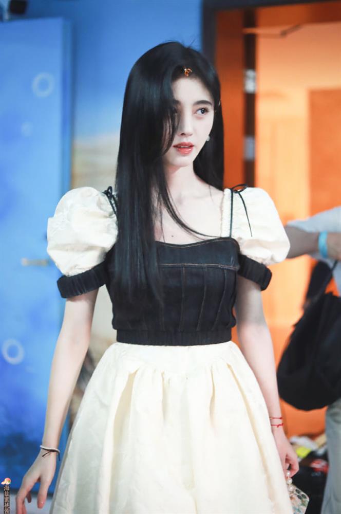 Lặp lại vết xe đổ của Cúc Tịnh Y, Địch Lệ Nhiệt Ba trông tong teo vì kiểu váy này-8