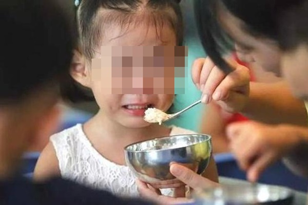 Bé gái 5 tuổi ngực bắt đầu phát triển do dậy thì sớm, thủ phạm là 3 loại thực phẩm mà bố mẹ nào cũng đã từng cho con ăn ít nhất 1 lần-1