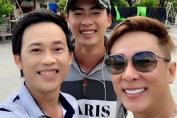 Lan truyền hình ảnh Hoài Linh mặc đồ tang, đứng không vững, khóc nghẹn đau đớn-5