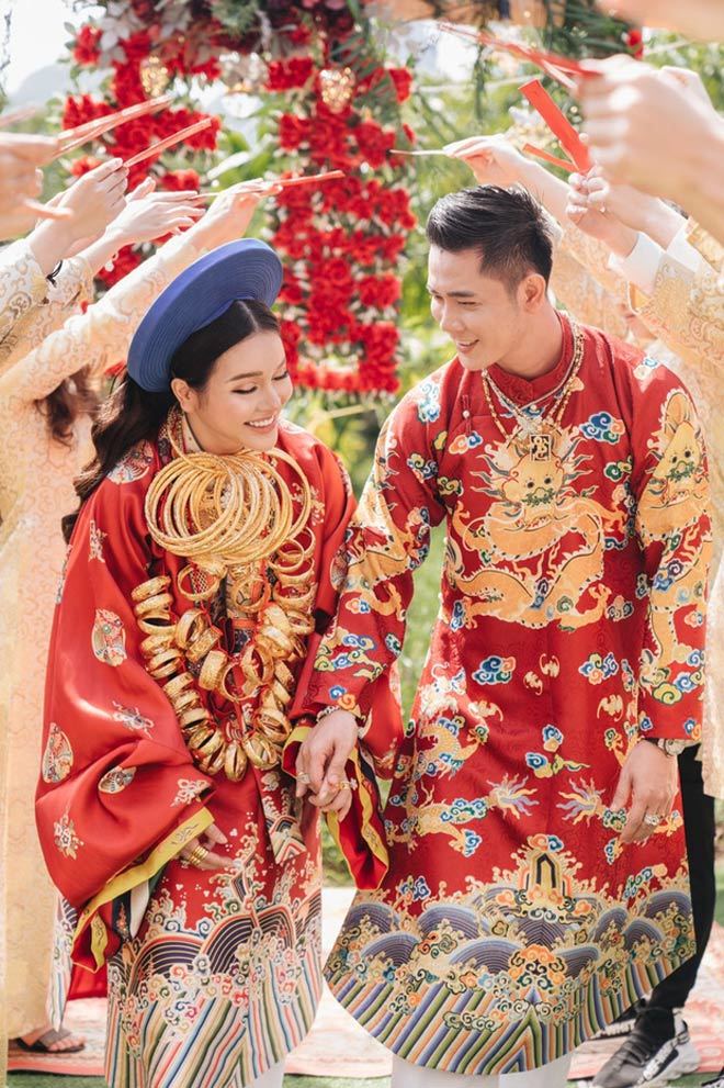 Cô dâu Hà Nội đeo 50 cây vàng, mẹ chồng cho quà 20 tỷ gây xôn xao-1