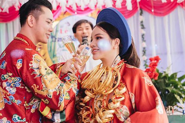 Cô dâu Hà Nội đeo 50 cây vàng, mẹ chồng cho quà 20 tỷ gây xôn xao-2