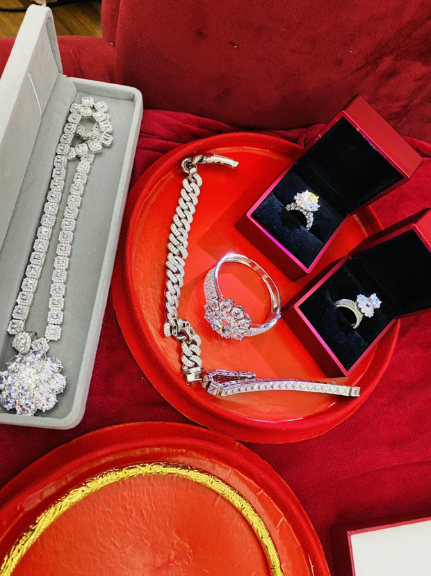 Cô dâu Hà Nội đeo 50 cây vàng, mẹ chồng cho quà 20 tỷ gây xôn xao-3