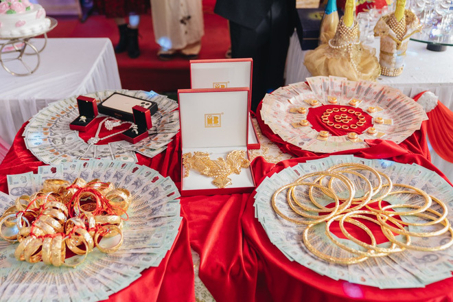 Cô dâu Hà Nội đeo 50 cây vàng, mẹ chồng cho quà 20 tỷ gây xôn xao-4