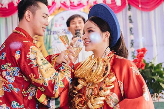 Cô dâu Hà Nội đeo 50 cây vàng, mẹ chồng cho quà 20 tỷ gây xôn xao