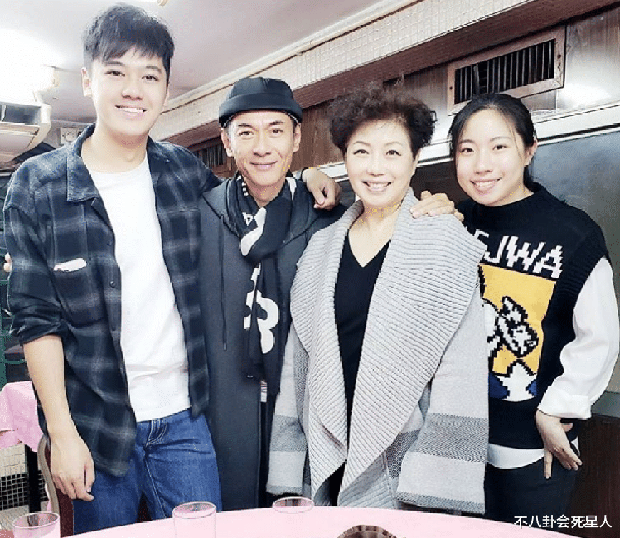 Đường Tăng phản bội vợ, rũ bỏ người tình, về già bị trầm cảm, bán bảo hiểm mưu sinh-7