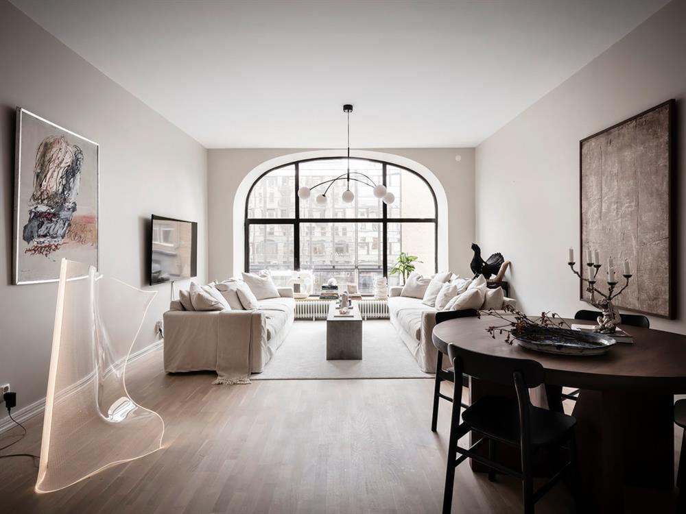 Khung cửa sổ hình vòm độc đáo cho căn hộ nhỏ trở nên sáng sủa và sang trọng-1