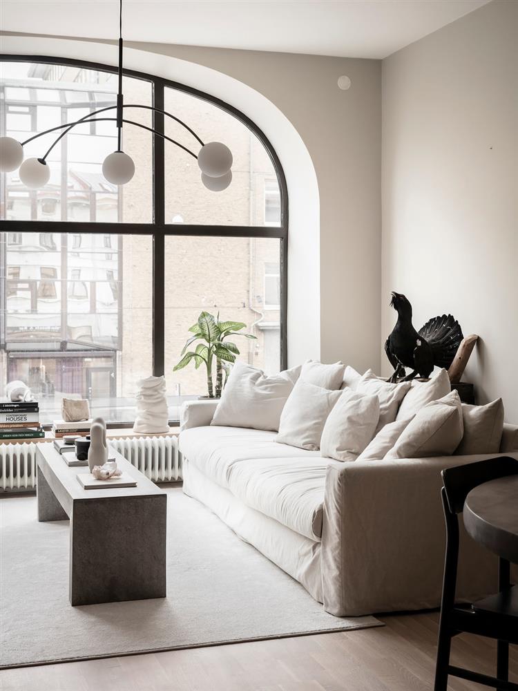 Khung cửa sổ hình vòm độc đáo cho căn hộ nhỏ trở nên sáng sủa và sang trọng-3