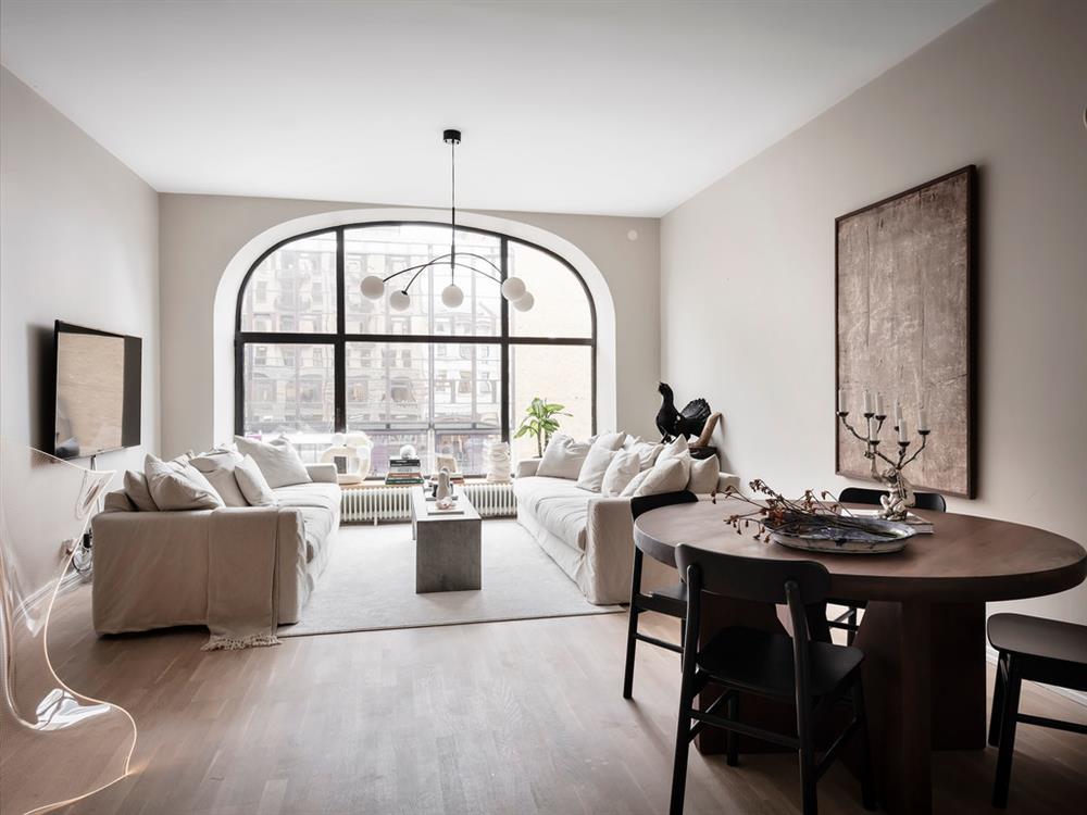 Khung cửa sổ hình vòm độc đáo cho căn hộ nhỏ trở nên sáng sủa và sang trọng-2