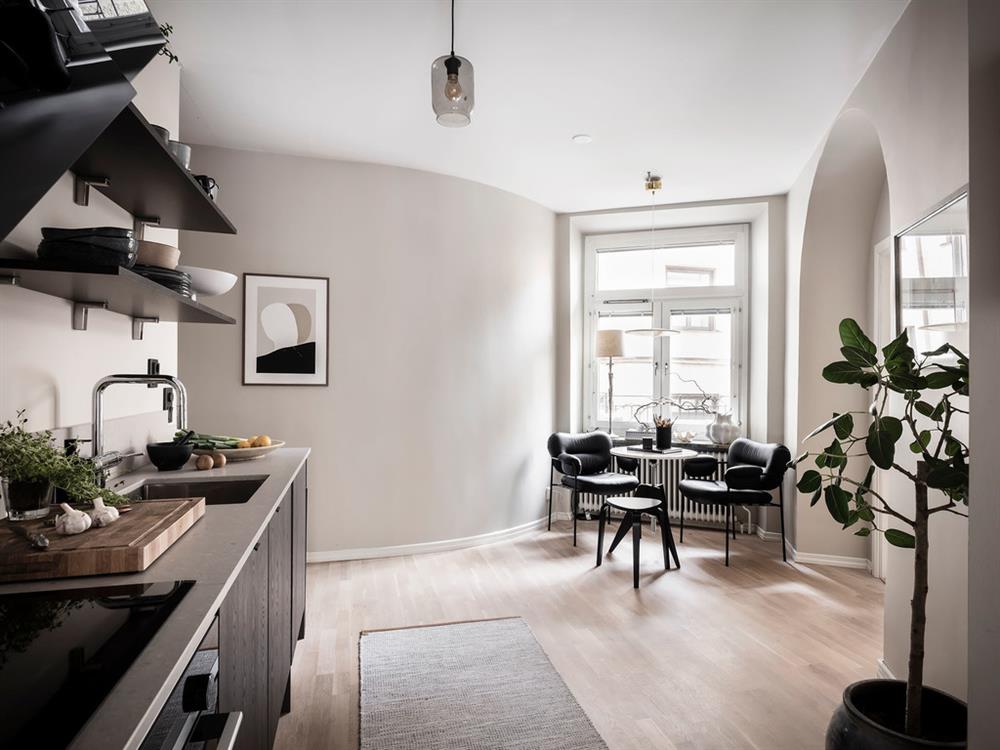 Khung cửa sổ hình vòm độc đáo cho căn hộ nhỏ trở nên sáng sủa và sang trọng-10