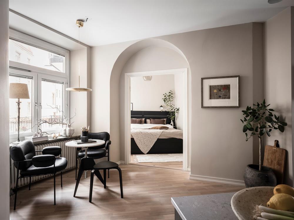 Khung cửa sổ hình vòm độc đáo cho căn hộ nhỏ trở nên sáng sủa và sang trọng-12