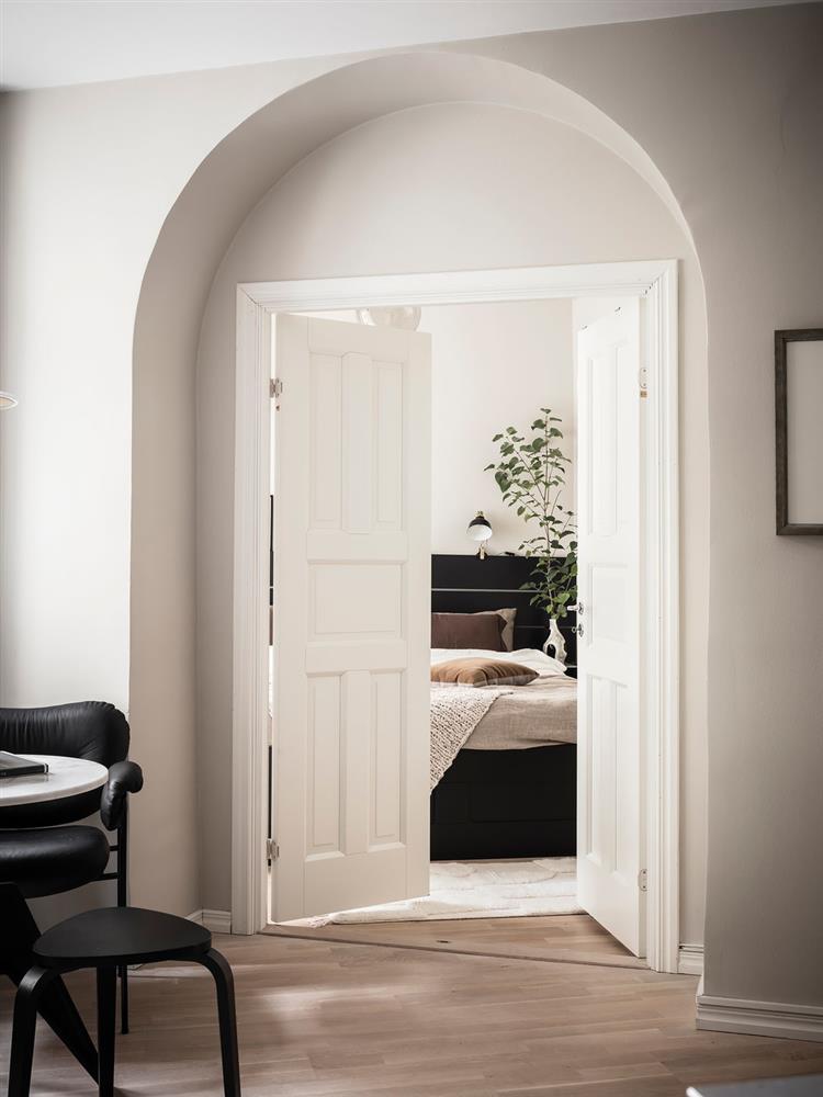 Khung cửa sổ hình vòm độc đáo cho căn hộ nhỏ trở nên sáng sủa và sang trọng-13