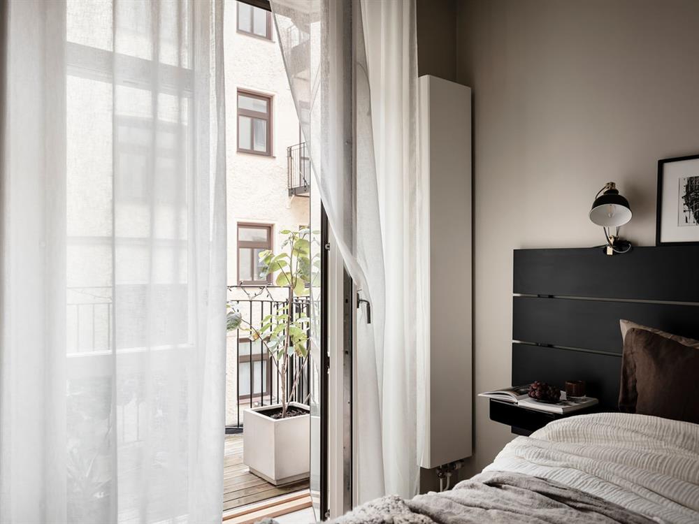 Khung cửa sổ hình vòm độc đáo cho căn hộ nhỏ trở nên sáng sủa và sang trọng-15