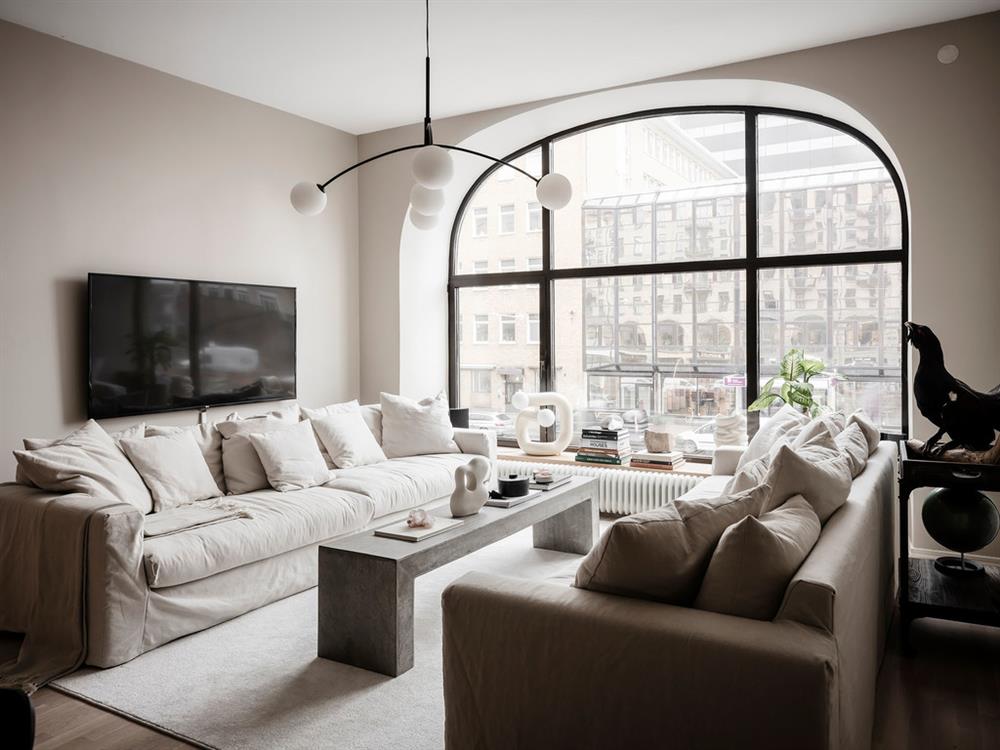 Khung cửa sổ hình vòm độc đáo cho căn hộ nhỏ trở nên sáng sủa và sang trọng-4