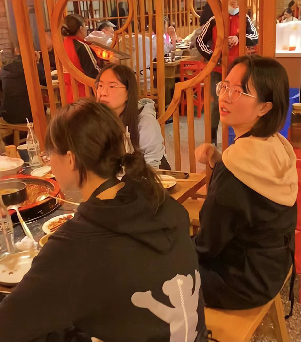 Nhóm nữ sinh lạ mặt để lại một dòng ghi chú, ông chủ quán lẩu đọc xong liền tức tốc lao đến bệnh viện-1