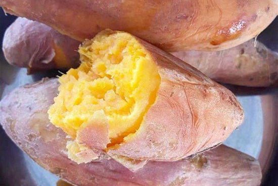 Hấp khoai đừng cho thẳng vào nồi, làm thêm bước này khoai sẽ thơm ngọt