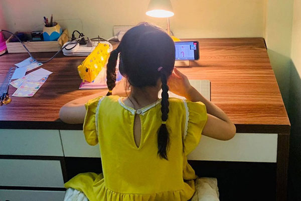 Học online: Phụ huynh lo lắng con thành game thủ, tính nết thay đổi-3