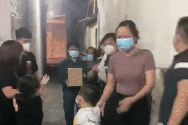 'Mẹ ơi, bố đâu rồi'' - câu nói của em bé ngày đón tro cốt bố mất vì Covid-19 gây ám ảnh