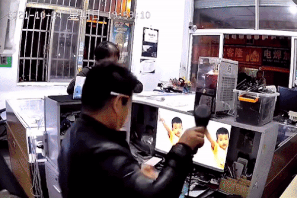 Clip: Pin xe máy điện bất ngờ phát nổ kinh hoàng khi vừa tháo ra ngoài-1