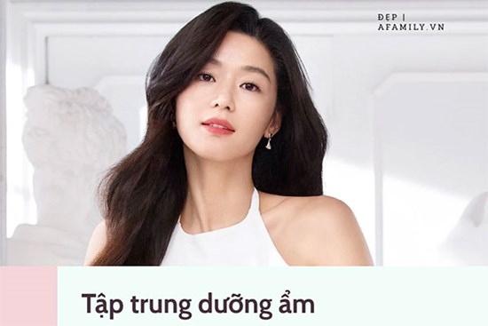 U40 nhưng Jeon Ji Hyun vẫn giữ da dẻ mướt căng, không nếp nhăn nhờ 5 tips skincare này