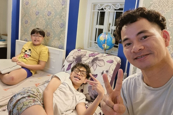 Đi Hồ Gươm chơi, thấy bà bán nước già yếu, Bi béo liền làm 1 việc mà nhận cơn mưa lời khen: Con trai bố Xuân Bắc quá ngoan!-3