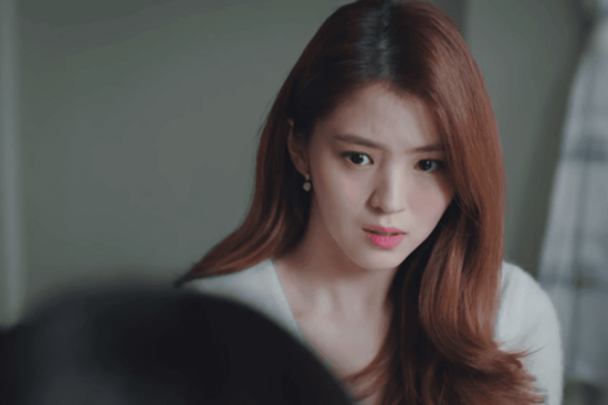 Bắt quả tang vợ ngoại tình với hàng xóm tầng dưới, tôi lại càng sốc hơn khi phát hiện bí mật khác trong chiếc điện thoại