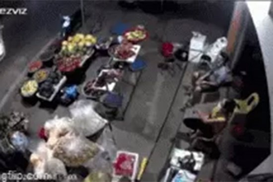 Ô tô phi thẳng vào quầy bán hoa quả, dọa chủ quán một phen 